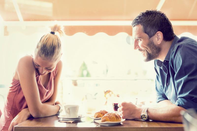 Pareja romántica coqueteando en un café